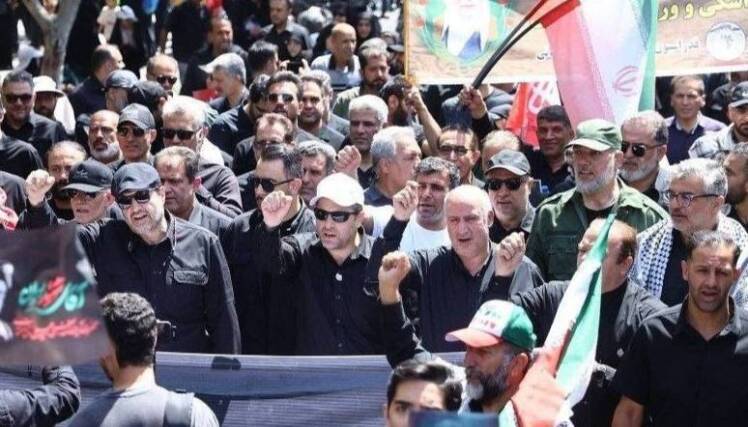 رهبر شهید زنده است و راهش ادامه دارد...